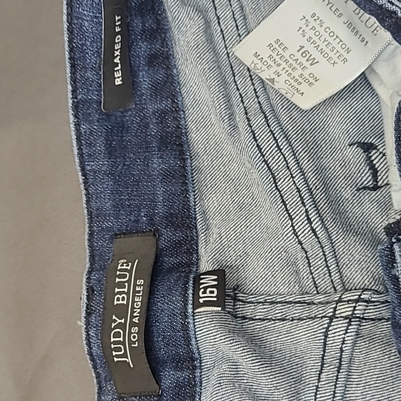 Judy Blue Women's Acid Wash Crop Blue Jeans Size 16W - Picture 5 of 7
